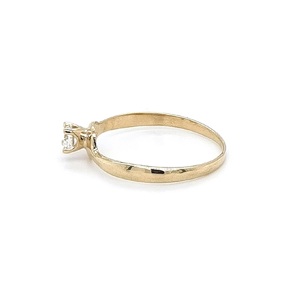 Nhẫn đính hôn bằng vàng với đá zircon
