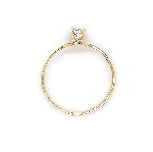 Nhẫn đính hôn bằng vàng với đá zircon