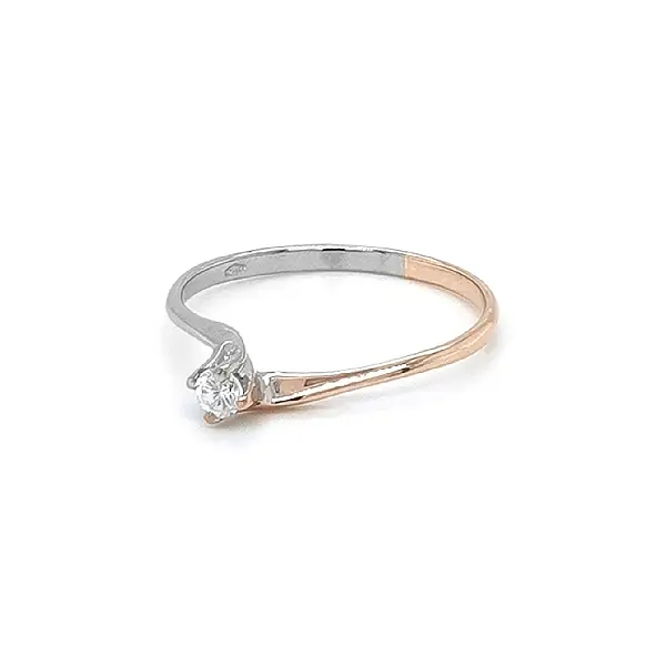 Nhẫn đính hôn với đá zircon làm từ vàng kết hợp