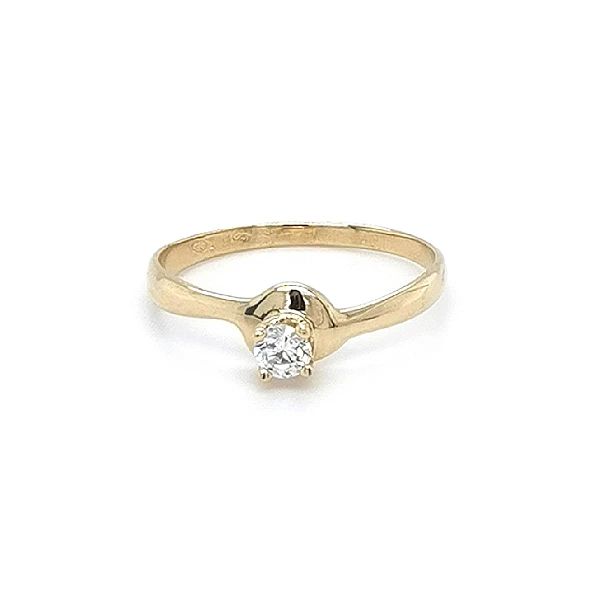 Nhẫn đính hôn bằng vàng với đá zircon