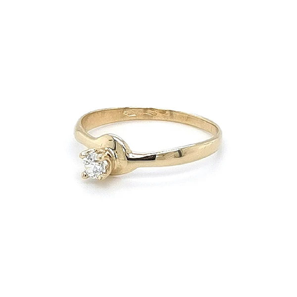 Nhẫn đính hôn bằng vàng với đá zircon