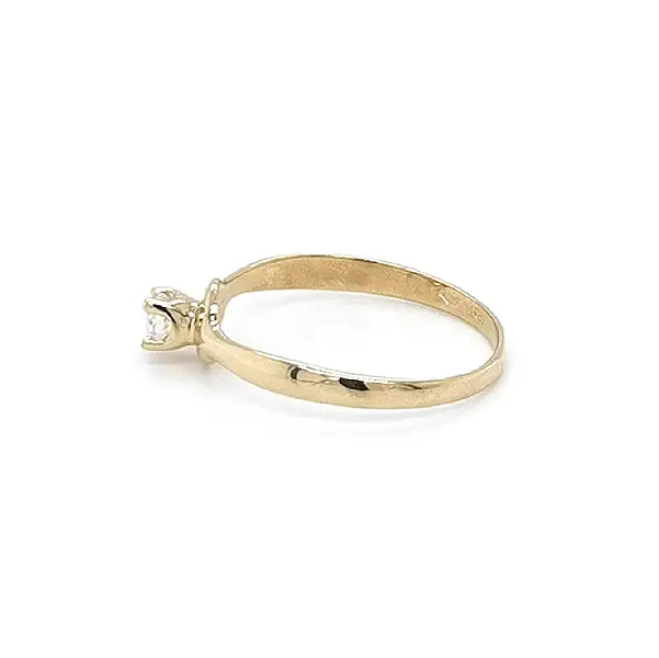 Nhẫn đính hôn bằng vàng với đá zircon