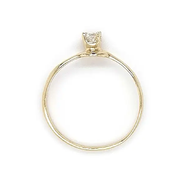 Nhẫn đính hôn bằng vàng với đá zircon