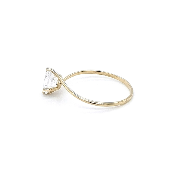 Nhẫn đính hôn bằng vàng với đá zircon