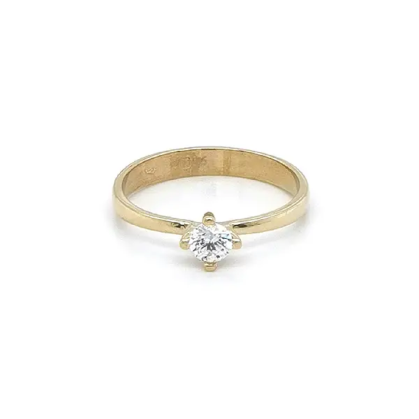 Nhẫn đính hôn bằng vàng với đá zircon