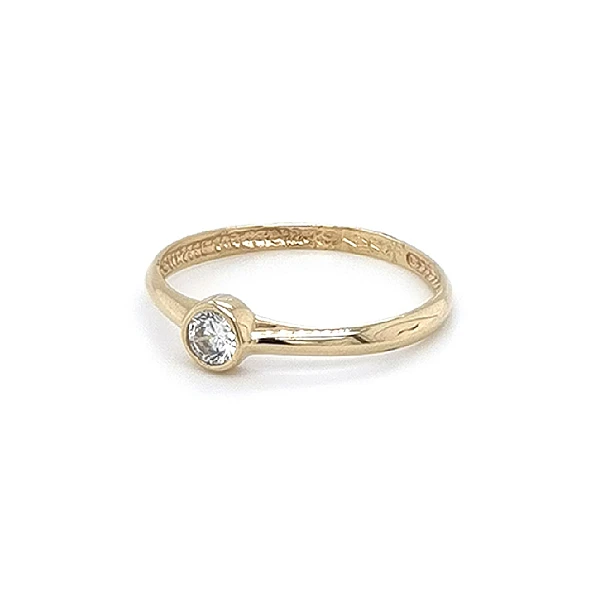 Nhẫn đính hôn bằng vàng với đá zircon