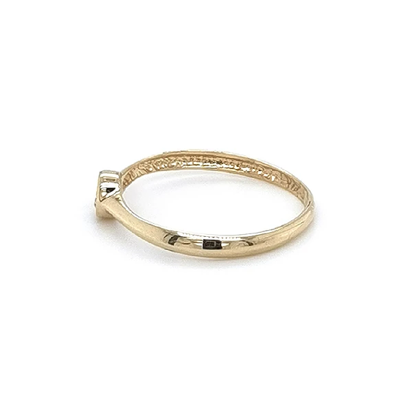 Nhẫn đính hôn bằng vàng với đá zircon
