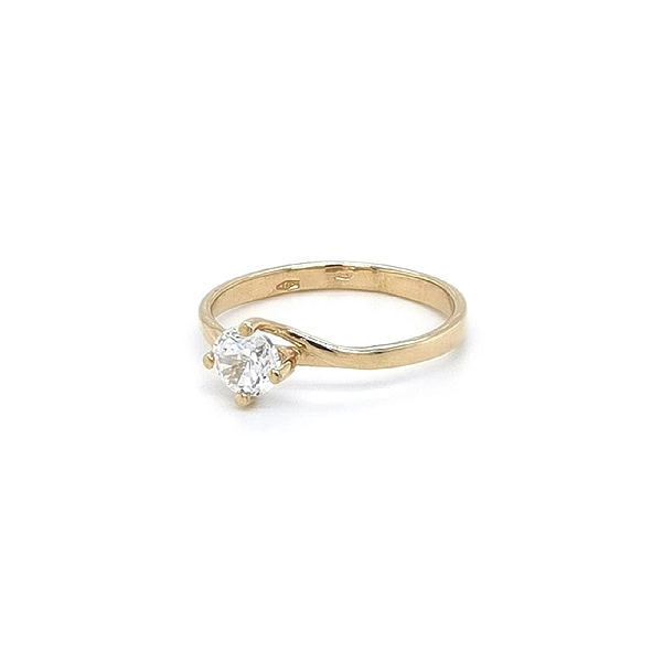 Nhẫn đính hôn bằng vàng với đá zircon