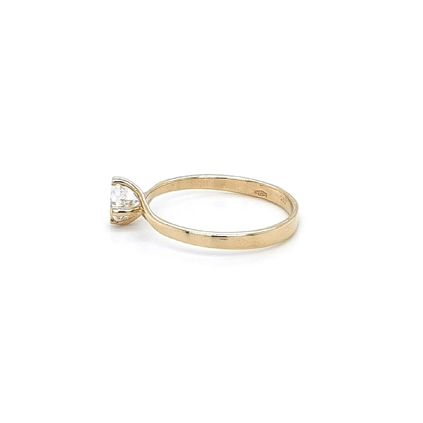Nhẫn đính hôn bằng vàng với đá zircon