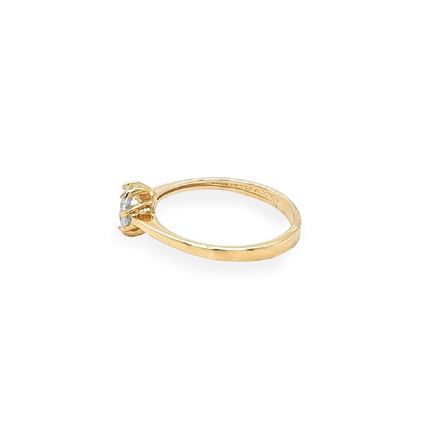 Nhẫn đính hôn bằng vàng với đá zircon