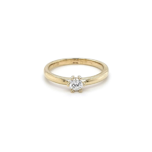 Nhẫn đính hôn bằng vàng với đá zircon