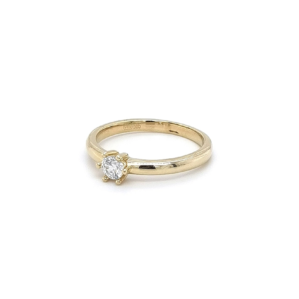 Nhẫn đính hôn bằng vàng với đá zircon