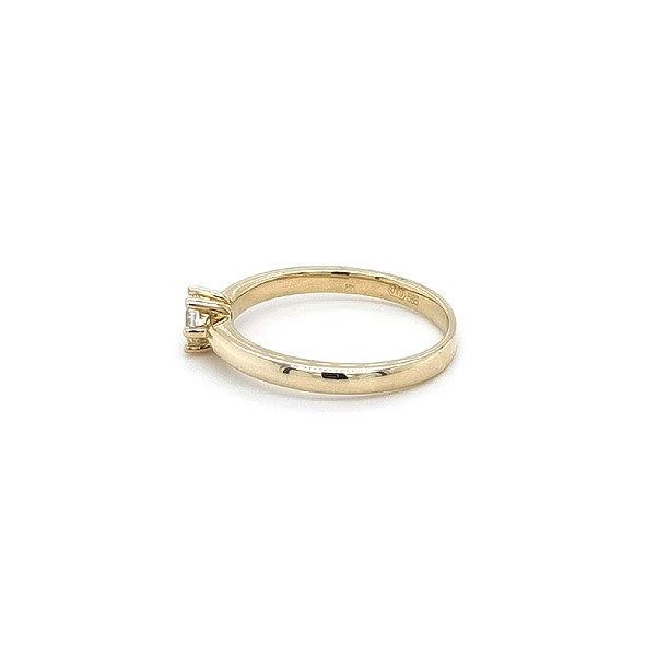 Nhẫn đính hôn bằng vàng với đá zircon