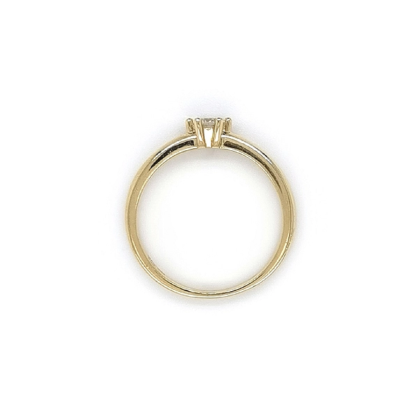 Nhẫn đính hôn bằng vàng với đá zircon