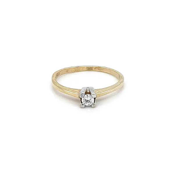Nhẫn đính hôn với đá zircon làm từ vàng kết hợp