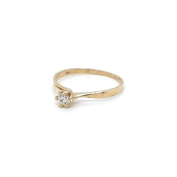 Nhẫn đính hôn bằng vàng với đá zircon