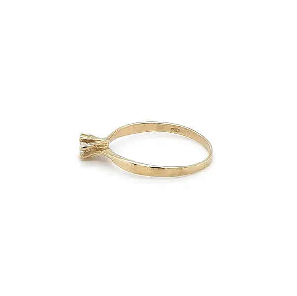 Nhẫn đính hôn bằng vàng với đá zircon