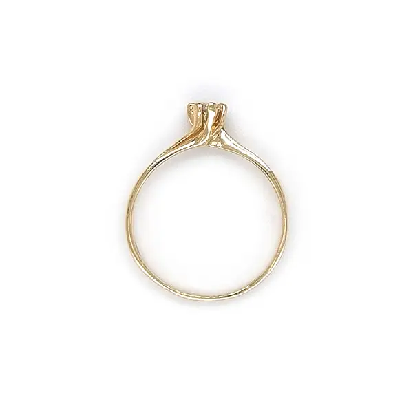 Nhẫn đính hôn bằng vàng với đá zircon