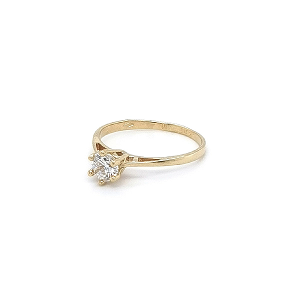Nhẫn đính hôn bằng vàng với đá zircon