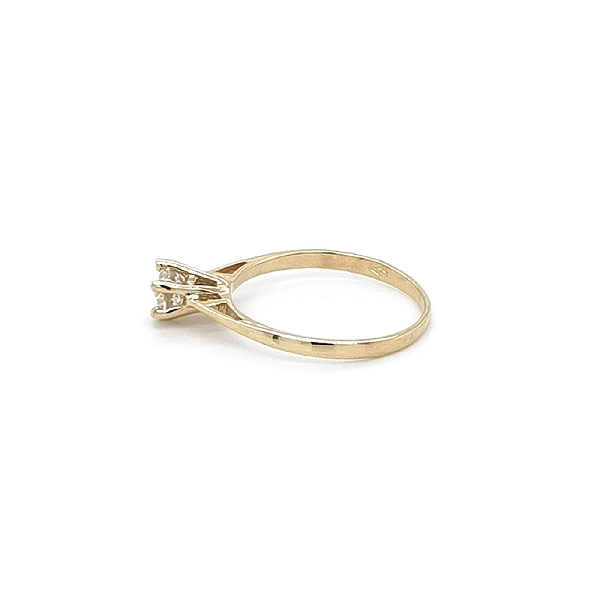 Nhẫn đính hôn bằng vàng với đá zircon