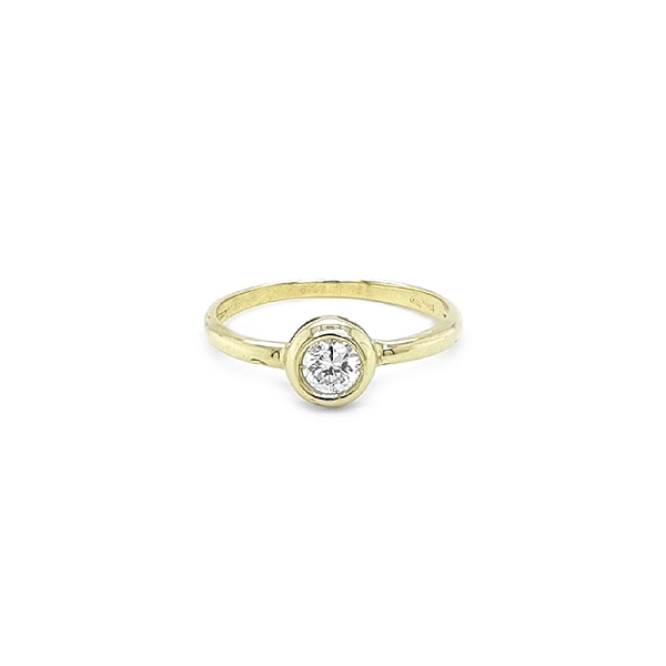 Nhẫn đính hôn bằng vàng với đá zircon