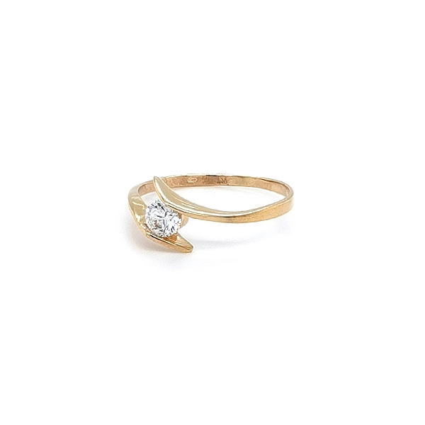 Nhẫn đính hôn bằng vàng với đá zircon