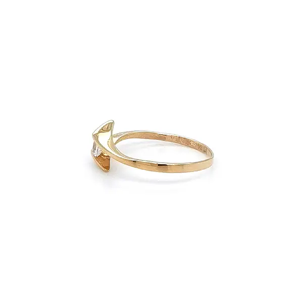 Nhẫn đính hôn bằng vàng với đá zircon