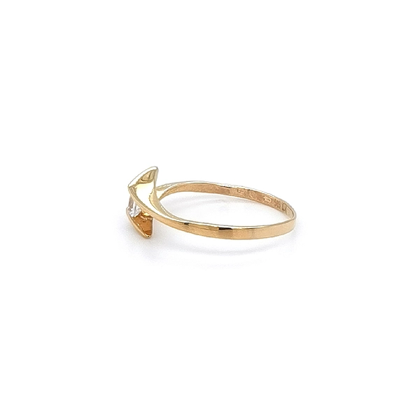 Nhẫn đính hôn bằng vàng với đá zircon