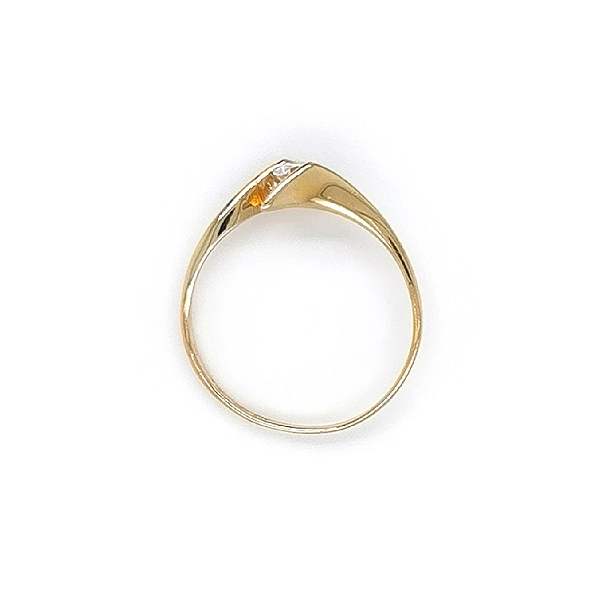 Nhẫn đính hôn bằng vàng với đá zircon