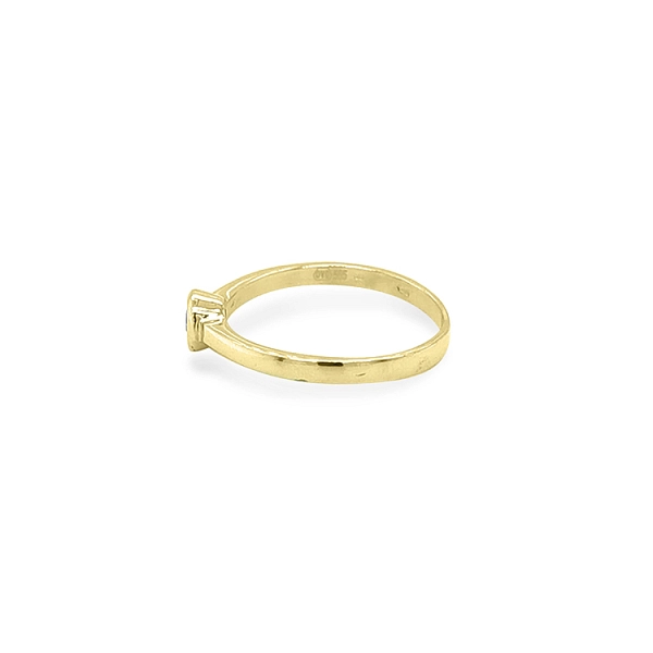 Nhẫn đính hôn bằng vàng với đá zircon