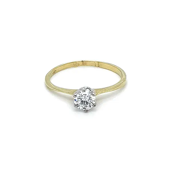 Nhẫn đính hôn với đá zircon làm từ vàng kết hợp