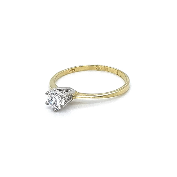 Nhẫn đính hôn với đá zircon làm từ vàng kết hợp
