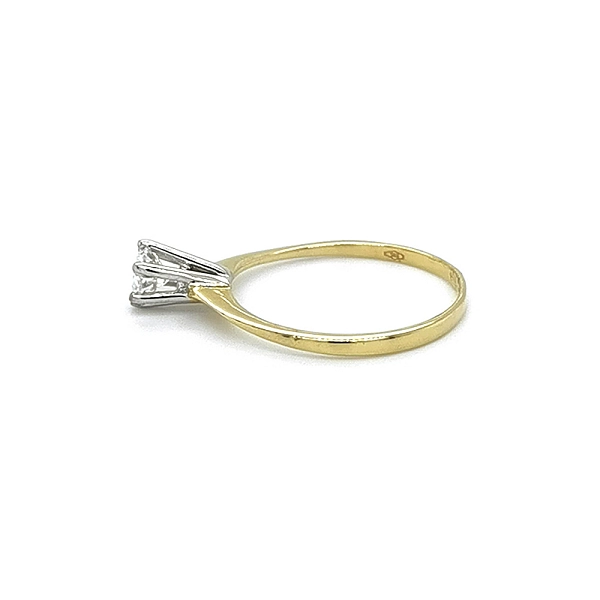 Nhẫn đính hôn với đá zircon làm từ vàng kết hợp