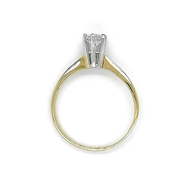 Nhẫn đính hôn với đá zircon làm từ vàng kết hợp