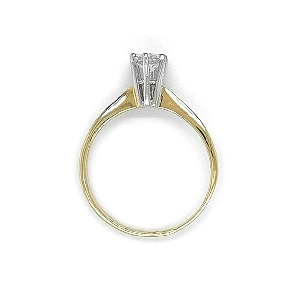 Nhẫn đính hôn với đá zircon làm từ vàng kết hợp