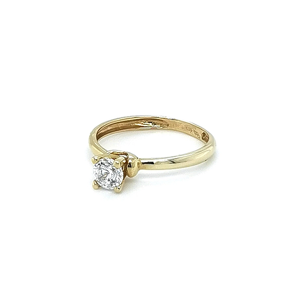 Nhẫn đính hôn bằng vàng với đá zircon
