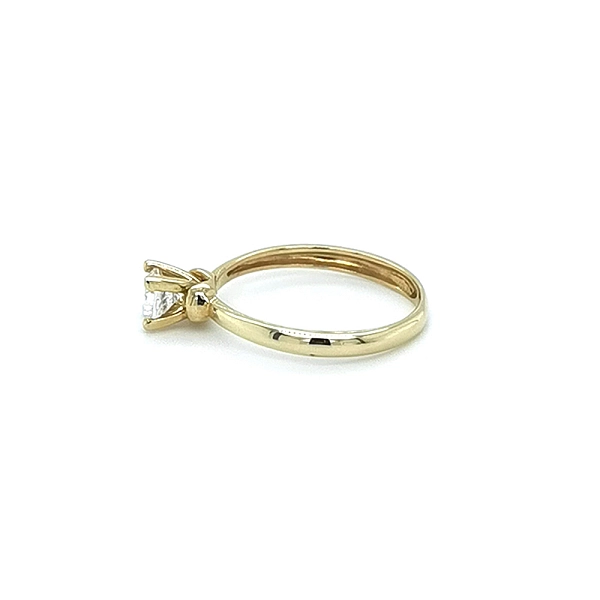Nhẫn đính hôn bằng vàng với đá zircon