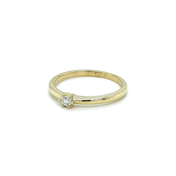 Nhẫn đính hôn bằng vàng với đá zircon