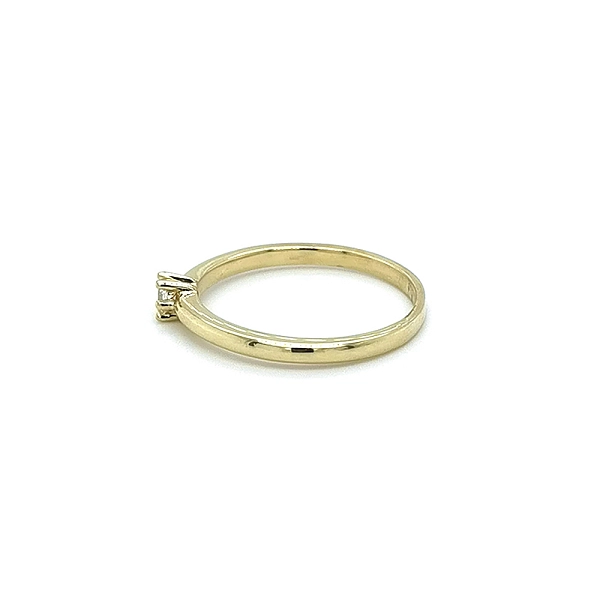 Nhẫn đính hôn bằng vàng với đá zircon
