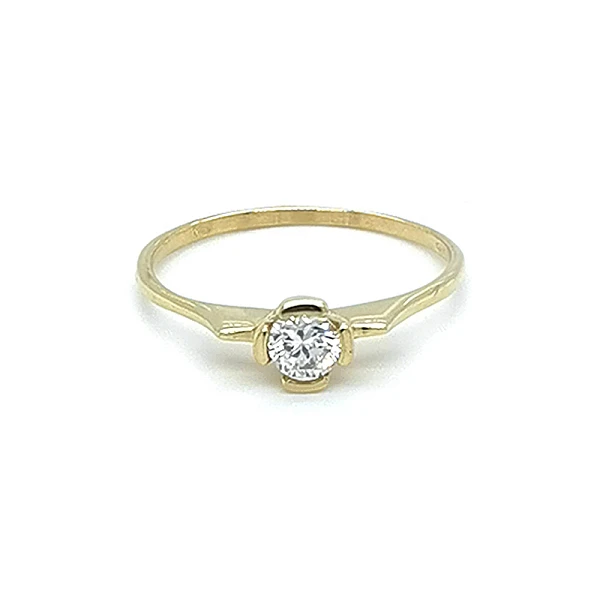 Nhẫn đính hôn bằng vàng với đá zircon