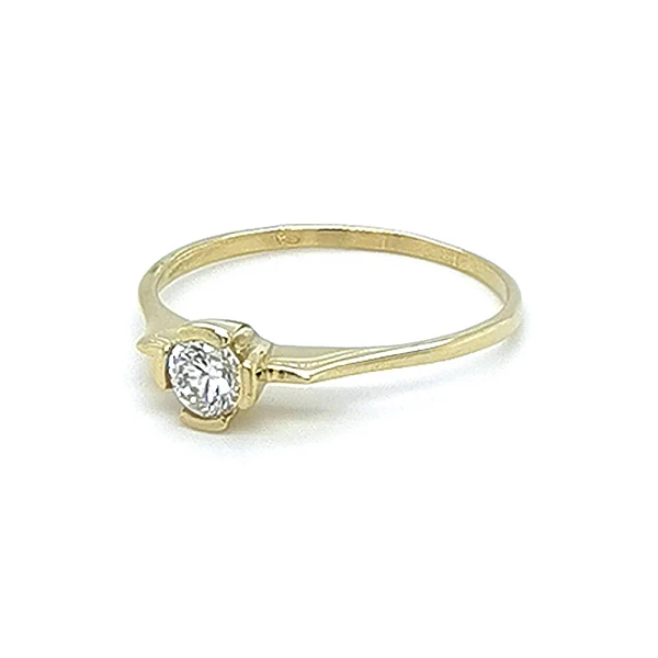 Nhẫn đính hôn bằng vàng với đá zircon
