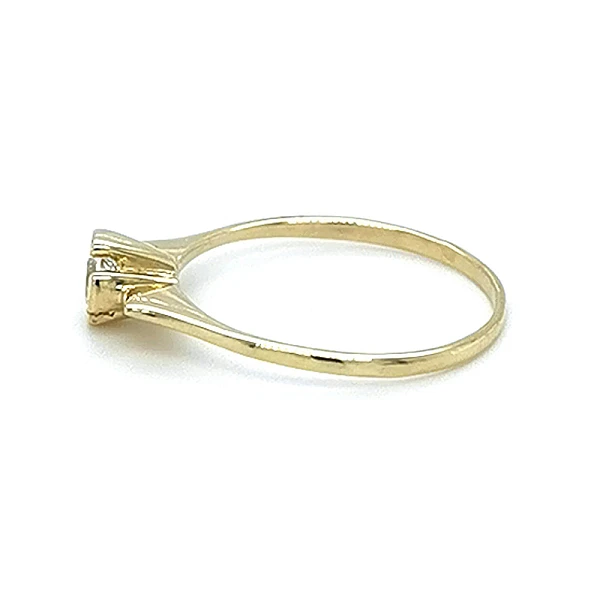 Nhẫn đính hôn bằng vàng với đá zircon