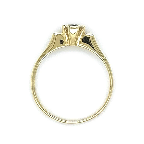 Nhẫn đính hôn bằng vàng với đá zircon