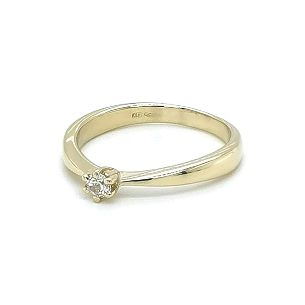Nhẫn đính hôn bằng vàng với đá zircon