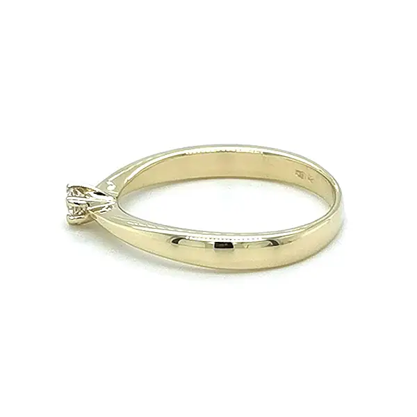 Nhẫn đính hôn bằng vàng với đá zircon