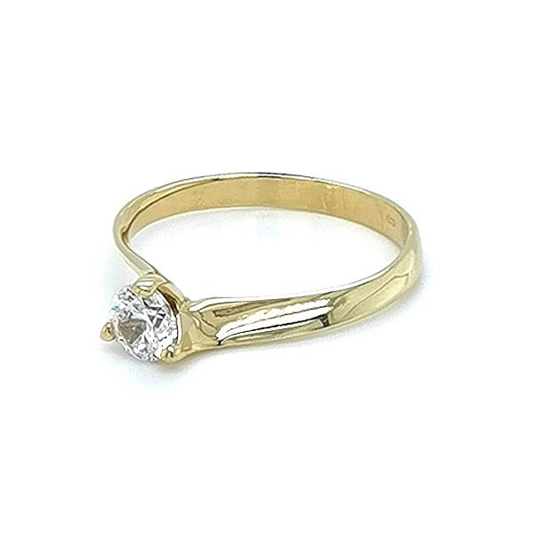 Nhẫn đính hôn bằng vàng với đá zircon