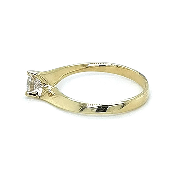 Nhẫn đính hôn bằng vàng với đá zircon