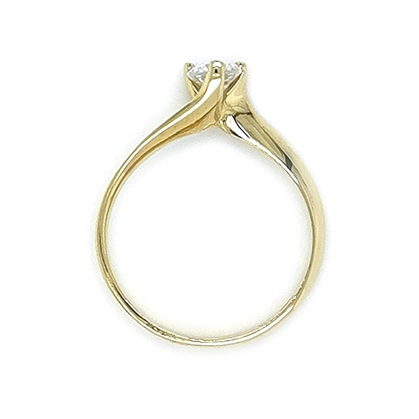 Nhẫn đính hôn bằng vàng với đá zircon