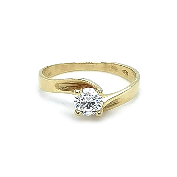 Nhẫn đính hôn bằng vàng với đá zircon