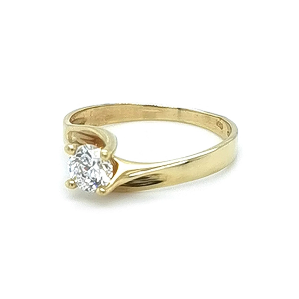 Nhẫn đính hôn bằng vàng với đá zircon